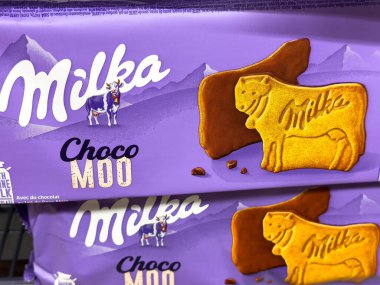 Villach, Avusturya - 10 Aralık 2025: Mor ambalajlı Milka Choco Moo bisküvileri, inek şekilli kurabiyeler, çikolata severler ve atıştırmalık meraklıları için ideal