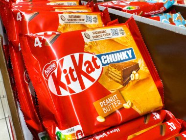 Villach, Avusturya - 10 Aralık 2025: Kit Kat Chunky fıstık ezmeli gofretleri perakende satış ortamında sergileniyor, çikolata meraklılarını lezzetli bir ziyafete davet ediyor