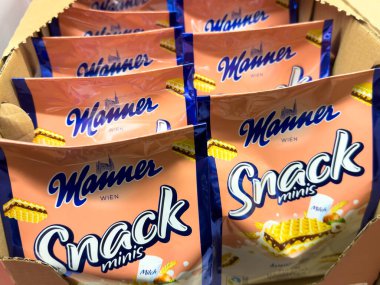 Villach, Avusturya - 10 Aralık 2025: Manner Snack Mini ambalajı renkli markalaşma ve lezzetli gofret aperatiflerinin altını çizen bir karton kutuya yerleştirilmiştir