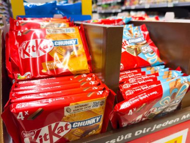 Villach, Avusturya - 10 Aralık 2025: KitKat Chunky çikolataları, fıstık ezmesi ve diğer tatların yer aldığı bir mağazada sergilenmektedir.
