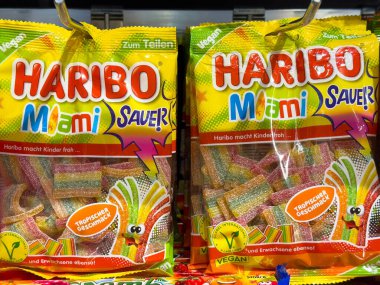 Villach, Avusturya - 10 Aralık 2025: Renkli ambalajlarda Haribo Miami Ekşi şekerleri, gösterişli tropikal tatlar ve arkadaşlarla ve ailelerle paylaşmak için ideal
