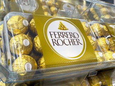 Villach, Avusturya - 10 Aralık 2025: Ferrero Rocher çikolataları açık bir kutuda sergileniyor, altın ambalajları vurgulanıyor ve hediye için çekici bir tasarım sergileniyor.