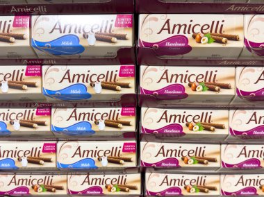 Villach, Avusturya - 10 Aralık 2025: Amicelli çikolata gofret kutuları renkli bir şekilde düzenlenmiştir, süt ve fındık aromalı ve çekici ambalajlı