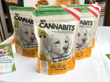 Velden, Avusturya - Aralık 06, 2025: Organik Cannabits köpek maması CBD ile sunuldu, paketleme üzerine bir köpek çizimi sergilendi, doğal rahatlama çözümleri arayan hayvan sahipleri için ideal