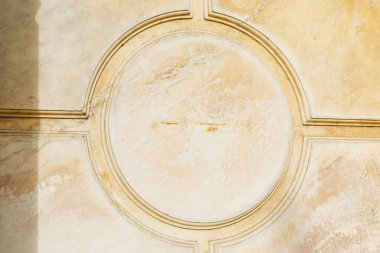 Kalıplı bej yüzeyi olan klasik dairesel mimari tasarım.