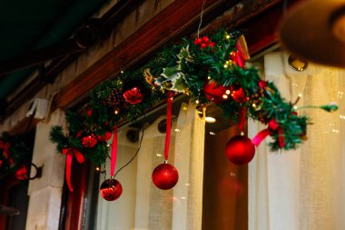 Kırmızı ve yeşil Noel çelenkleri Işıklar ve mücevherlerle.