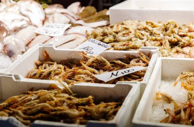 Taze deniz ürünleri pazarı, buzda karides ve balık..