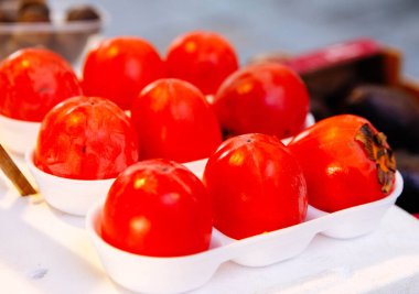 Güneş ışığı altında beyaz tepside taze hurma..