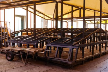 Açık hava metal tezgahları ve avluda branda çatıları var..