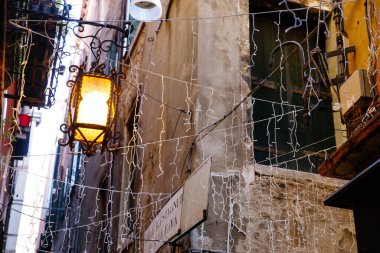 Antika fenerler ve sicim lambaları kırsal bölgede.