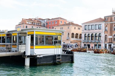 Venedik, İtalya - 05 Aralık 2025: Venedik, İtalya 'daki Vaporetto istasyonu, Büyük Kanal' da renkli mimari ve tekneleri barındırıyor, şehir hayatının özünü yansıtıyor.