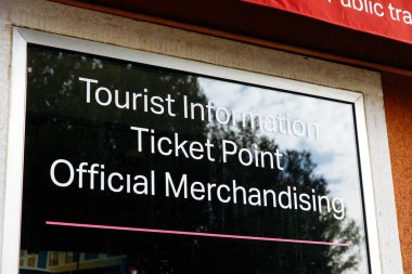 Venedik, İtalya - 05 Aralık 2025: Turist bilgileri, bilet noktaları ve yerel eğlence ve hizmet arayan ziyaretçiler için resmi pazarlama vitrinleri