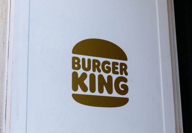 Venedik, İtalya - 05 Aralık 2025: Burger King logosu popüler fast-food zincirini ve davetkar atmosferini temsil eden beyaz bir duvarda sergilenmektedir.