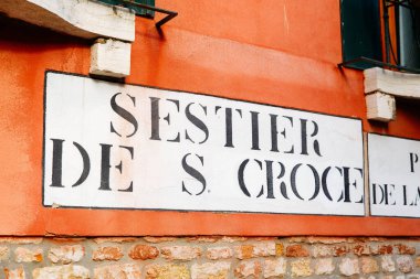 Venedik, İtalya - 05 Aralık 2025: Venedik, İtalya 'daki Sestier de S. Croce sokak tabelası bölgenin eşsiz mimari ve kültürel özünü vurguluyor.