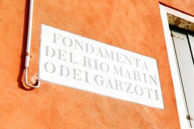 Venedik, İtalya - 05 Aralık 2025: Venedik 'teki turuncu duvarda Fondamenta del Rio Marin imzası, kentin eşsiz mimarisi ve kültürel mirasını vurguluyor.