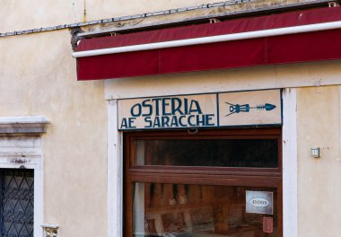 Venedik, İtalya - 05 Aralık 2025: Venedik 'te Osteria Ae Sarache için restoran tabelası, ziyaretçiler için eşsiz bir mimari ve davetkar bir ortam.