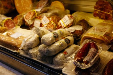 Venedik, İtalya - 5 Aralık 2025: Şarküteride pişirilmiş et ve sosis seçimi, çeşitli dokuları vurgulamak ve aşçılık meraklıları için cazip paketler