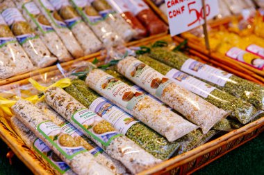 Venedik, İtalya - 2005 Aralık 2025: Markette sergilenen canlı bitki ve baharatlar, yemek pişirme ilhamında zengin renkler ve dokuları vurguluyor