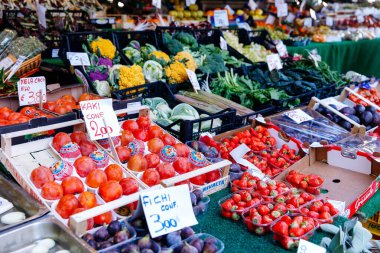 Venedik, İtalya - 05 Aralık 2025: Canlı pazar sahnesi canlı meyve ve sebzeler, renkli gösteriler ve tanıtım metinleri için kopyalama alanı
