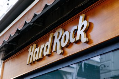 Venedik, İtalya - 05 Aralık 2025: Ahşap zemin üzerinde müzik tutkunları ve gezginler için canlı bir yemek deneyimini temsil eden Hard Rock Cafe tabelası