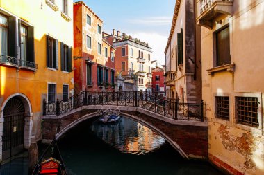 Venedik, İtalya - 05 Aralık 2025: Venedik, İtalya 'da güzel bir kanal, canlı binalar ve şehrin eşsiz cazibesini yansıtan güzel bir köprü sergiliyor.