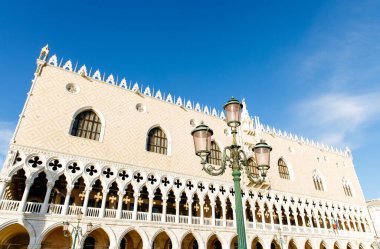 Venedik, İtalya - 05 Aralık 2025: Venedik 'teki Doge Sarayı' nın büyüleyici perspektifi, süslü tasarımı ve parlak gökyüzü ile güzel çevresini vurguluyor