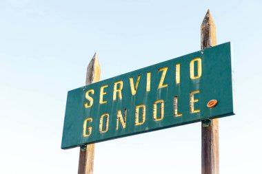 Venedik, İtalya - 05 Aralık 2025: Venedik, İtalya 'da Gondol servis tabelasında parlak renkler ve ahşap direkler yer alıyor.