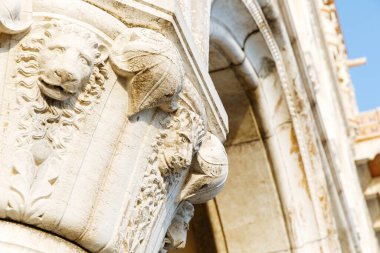 Venedik, İtalya - 05 Aralık 2025: Tarihi bölgede aslan oymalarının detaylı olduğu taş sütun, işçiliği ve mimari güzelliği vurguluyor