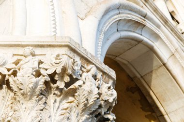 Venedik, İtalya - 05 Aralık 2025: Ayrıntılı taş sütun, tarihi mimarinin sanatını vurgulayan ayrıntılı oymalar ve çiçek tasarımları içeriyor