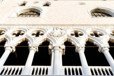 Venedik, İtalya - 05 Aralık 2025: Venedik 'teki Doge Sarayı' nın mimari özellikleri, zarif sütunları ve kemerleri güzel tasarımlarla ön plana çıkarıyor