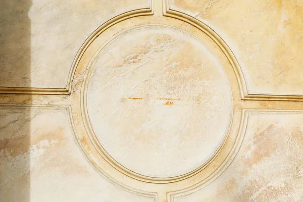 Kalıplı bej yüzeyi olan klasik dairesel mimari tasarım.