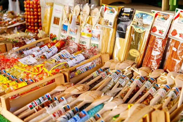 Venedik, İtalya - 2005 Aralık 2025: Yerel pazarda canlı makarna ve ahşap çatal bıçak çeşitleri geleneksel İtalyan mutfak kültürü ve zanaatkarlığını vurguluyor