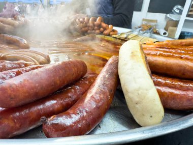 Pazar yerinde ızgara sosis ve ekmek..