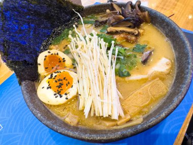 Yumurtalı, yosunlu ve sebzeli miso ramen..