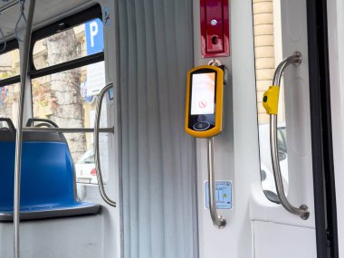 Zagreb, Hırvatistan - 14 Aralık 2025: Modern kamu otobüsü iç mimarisi mavi koltuklar, sarı bilet makinesi ve paslanmaz çelik tırabzanlar ile kentsel geçiş ortamını ön plana çıkarıyor