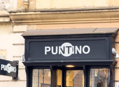 Zagreb, Hırvatistan - 14 Aralık 2025: Binanın dış tarafında PUNTINO restoran tabelası yer alıyor ve buradan geçenler ve müşteriler için davetkâr bir ortam yaratıyor