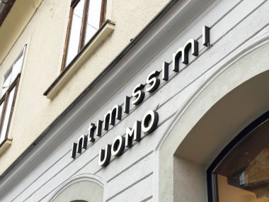 Zagreb, Hırvatistan - 14 Aralık 2025: Intimissimi Uomo mağaza vitrininde klasik bir binanın üzerinde şık bir tabela bulunuyor ve moda tutkunları için davetkar bir atmosfer yaratılıyor