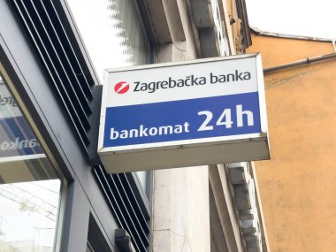 Zagreb, Hırvatistan - 14 Aralık 2025: Zagreb Bankası ATM tabelasına göre 24 saatlik hizmet, hareketli bir şehir ortamında kolaylık ve ulaşılabilirlik vurgulanıyor