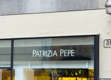Zagreb, Hırvatistan - 14 Aralık 2025: Patrizia Pepe mağazasının önünde şık moda öğeleri moda meraklıları için mükemmel bir şehir atmosferinde sergileniyor