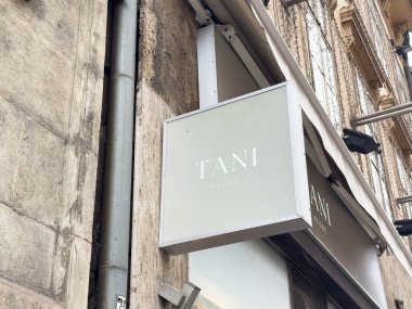Zagreb, Hırvatistan - 14 Aralık 2025: TANI mağaza tabelası Paris 'te bir sokakta görülüyor ve potansiyel müşteriler için zarif markalaşma ve cazip ortam ortamı vurgulanıyor