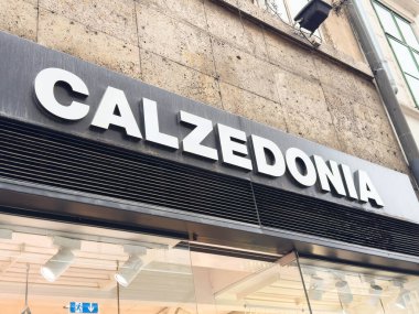 Zagreb, Hırvatistan - 14 Aralık 2025: Calzedonia mağazasının önünde bir caddede cesur bir tabela bulunuyor ve yoldan geçenleri şık giysi ve çorapları keşfetmeye davet ediyor