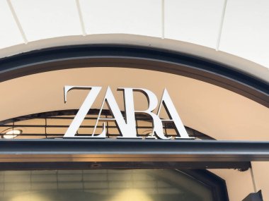 Zagreb, Hırvatistan - 14 Aralık 2025: Zara mağazası girişin üzerinde zarif bir tabela taşıyor, çağdaş perakende estetiği yansıtıyor ve müşterileri moda tekliflerini keşfetmeye davet ediyor