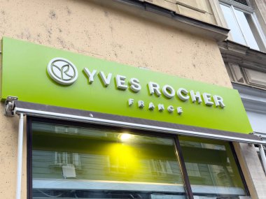 Zagreb, Hırvatistan - 14 Aralık 2025: Yves Rocher mağazasının önünde parlak yeşil bir tabela bulunuyor ve Fransa 'daki güzellik severlere cazip bir ortam yaratıyor