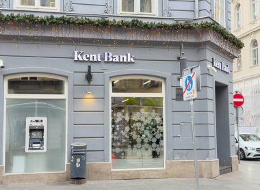Zagreb, Hırvatistan - 14 Aralık 2025: Kent Bank 'ın dış kesiminde tatil süslemeleri ile modern tasarım yer alıyor ve kentsel bir ortamda hoş bir ortam yaratıyor