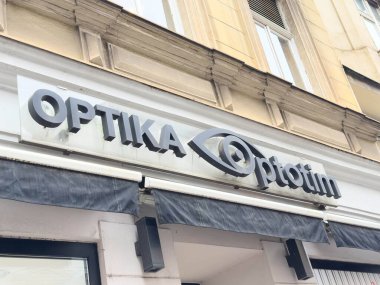 Zagreb, Hırvatistan - 14 Aralık 2025: Optika mağaza tabelasında, kentin işlek bir caddesinde yer alan 'optitim' adı gösteriliyor