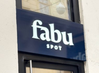 Zagreb, Hırvatistan - 14 Aralık 2025: Fabu Spot tabelasında açık harflerle gösterişli tasarım yer alıyor, mağaza vitrinine dikkat çekiyor ve ürünlerin keşfini teşvik ediyor