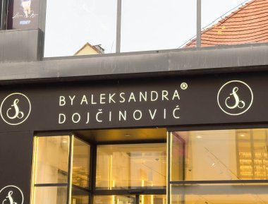 Zagreb, Hırvatistan - 14 Aralık 2025: Aleksandra Dojcinoviç 'in butiği modern bir şehir ortamında şık bir moda tasarımı sergiliyor