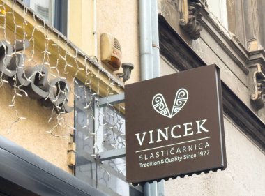 Zagreb, Hırvatistan - 14 Aralık 2025: Vincek Slasticarnica, 1977 yılından bu yana festival ışıklarıyla güzel bir kentsel zemin hazırlayan gelenek ve kaliteyi ön plana çıkardı