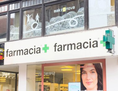 Zagreb, Hırvatistan - 14 Aralık 2025: Çağdaş tasarım unsurlarına sahip canlı kentsel bir ortamda, iki dilli işaretli ve sağlık ürünlerinin sergilendiği bir Farmacia mağazası