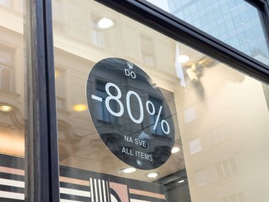 Zagreb, Hırvatistan - 14 Aralık 2025: Mağaza vitrininde, tüm ürünlerde% 80 'e varan indirim tabelası sergilenerek, çağdaş bir perakende atmosfer vurgulandı